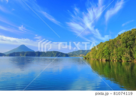 【鹿児島県】池田湖から望む開聞岳 81074119