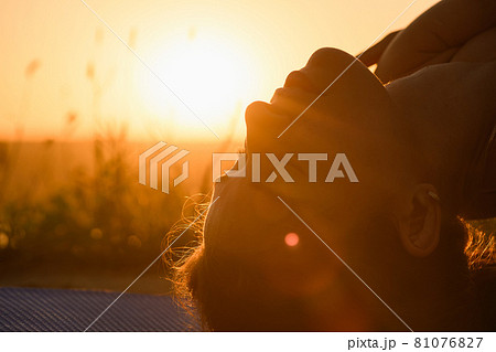 Female head in warm sunlight with flare 81076827