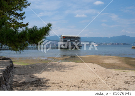 厳島神社の修復中の大鳥居と周辺風景<広島県宮島/8月> 厳島神社の修復中の大鳥居と周辺風景<広島県宮島/8月> 81076945