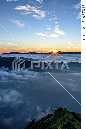 谷川岳頂上から望む御来光と雲海 81077018