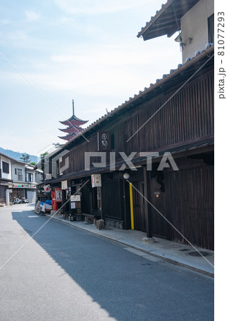 町屋通りから五重塔を望む＜広島県宮島/8月＞ 81077293