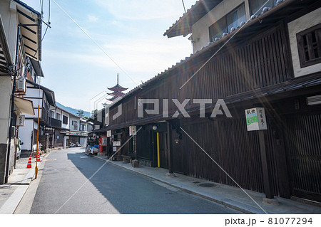 町屋通りから五重塔を望む<広島県宮島/8月> 町屋通りから五重塔を望む<広島県宮島/8月> 81077294