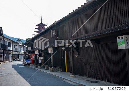 町屋通りから五重塔を望む<広島県宮島/8月> 町屋通りから五重塔を望む<広島県宮島/8月> 81077296