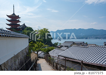 坂道から五重塔を望む<広島県宮島/8月> 坂道から五重塔を望む<広島県宮島/8月> 81077375