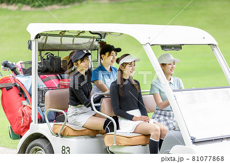 ゴルフを楽しむ女性　カート 81077868