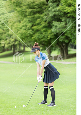 ゴルフを楽しむ女性 ゴルフを楽しむ女性 81077870