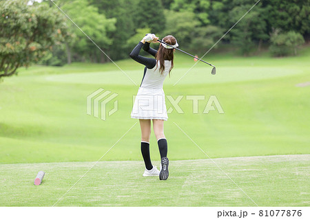 ゴルフを楽しむ女性　ショートコース 81077876