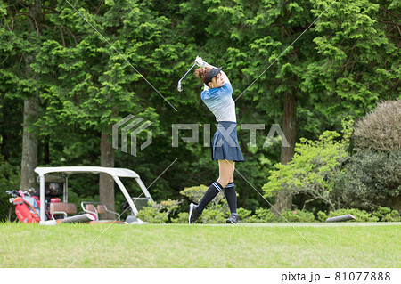 ゴルフを楽しむ女性　ティーグランド 81077888