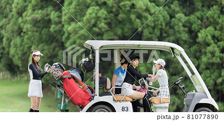 ゴルフを楽しむ女性　カート 81077890