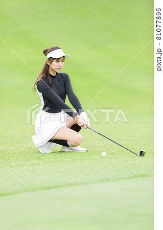 ゴルフを楽しむ女性 アプローチ ゴルフを楽しむ女性 アプローチ 81077896