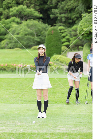 ゴルフを楽しむ女性 ティーショット ドライバー ゴルフを楽しむ女性 ティーショット ドライバー 81077917