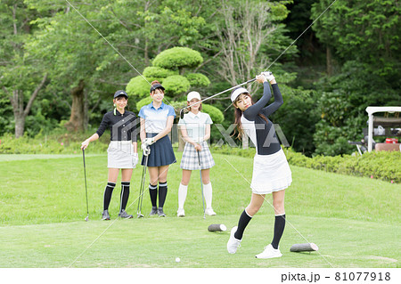ゴルフを楽しむ女性　ティーショット　ドライバー 81077918