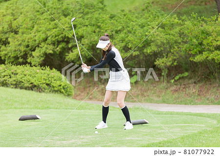 ゴルフを楽しむ女性 ティーショット ドライバー ゴルフを楽しむ女性 ティーショット ドライバー 81077922