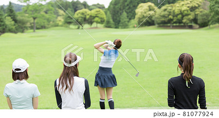 ゴルフを楽しむ女性 ティーショット ゴルフを楽しむ女性 ティーショット 81077924