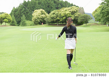ゴルフを楽しむ女性 ゴルフを楽しむ女性 81078060