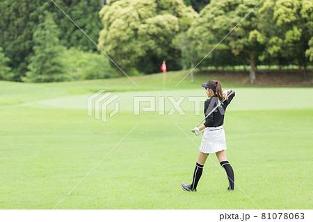 ゴルフを楽しむ女性の写真素材
