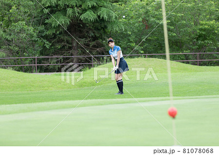 ゴルフを楽しむ女性　アプローチ 81078068