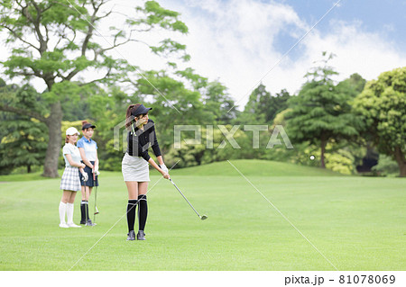 ゴルフを楽しむ女性 アプローチ ゴルフを楽しむ女性 アプローチ 81078069