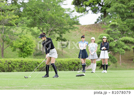 ゴルフを楽しむ女性 ティーショット ドライバー ゴルフを楽しむ女性 ティーショット ドライバー 81078079
