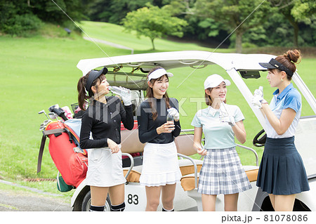 ゴルフを楽しむ女性 カート 休憩 ゴルフを楽しむ女性 カート 休憩 81078086