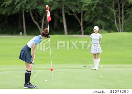 ゴルフを楽しむ女性 グリーン ゴルフを楽しむ女性 グリーン 81078299