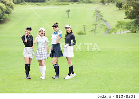 ゴルフを楽しむ女性 ゴルフを楽しむ女性 81078301