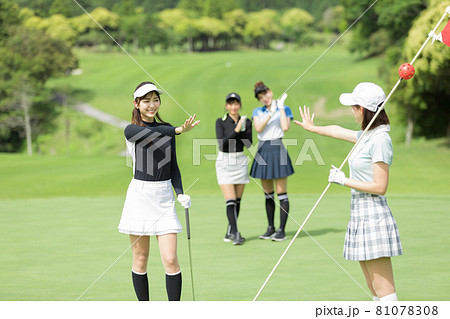 ゴルフを楽しむ女性 81078308
