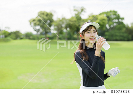 ゴルフを楽しむ女性　給水 81078318
