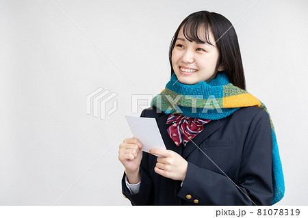 女子高生　受験生　合格発表 81078319