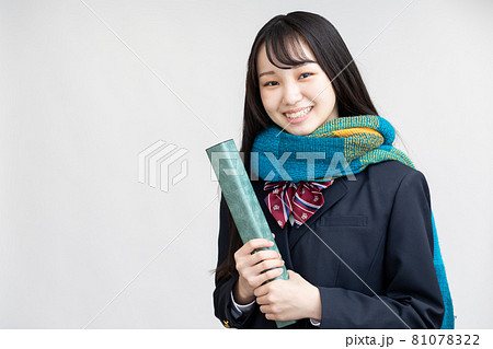 女子高生　受験生　卒業式　卒業証書 81078322