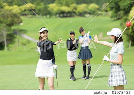 ゴルフを楽しむ女性 ゴルフを楽しむ女性 81078452