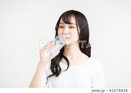 デンタルケアをする10代の女性  81078836