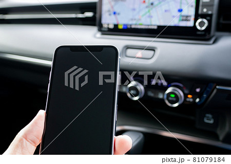 雨の自動車内でスマートフォンを見る 雨の自動車内でスマートフォンを見る 81079184
