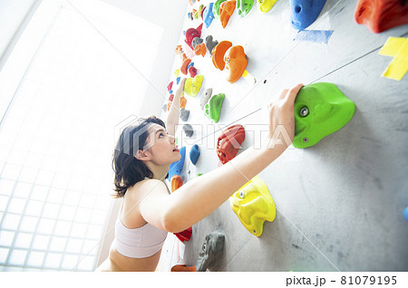 若い女性 クライミングジム 登るの写真素材