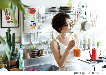 スムージーを飲む女性 81079252