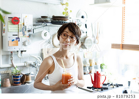 スムージーを飲む女性 スムージーを飲む女性 81079253