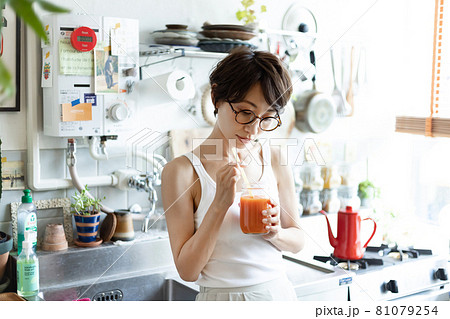 スムージーを飲む女性 81079254