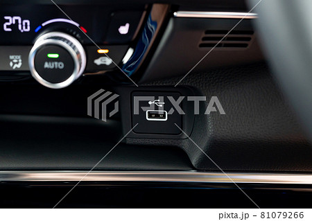 自動車に標準装備されたUSBポート 自動車に標準装備されたUSBポート 81079266