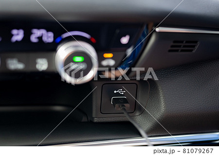 自動車に標準装備されたUSBポート 自動車に標準装備されたUSBポート 81079267