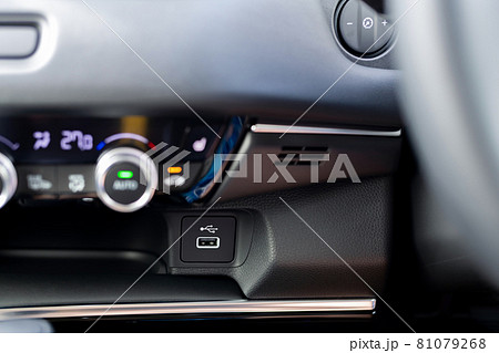 自動車に標準装備されたUSBポート 自動車に標準装備されたUSBポート 81079268