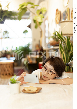 SNS用に朝食を撮影する女性 81079299