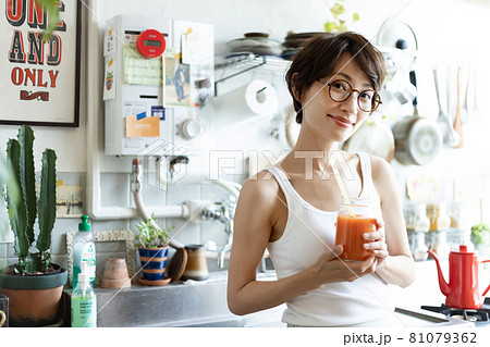 スムージーを飲む女性 81079362