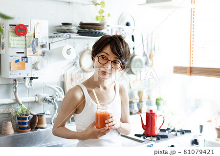 スムージーを飲む女性 81079421