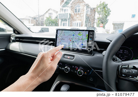カーナビ操作イメージ(自動車の車内) 81079477