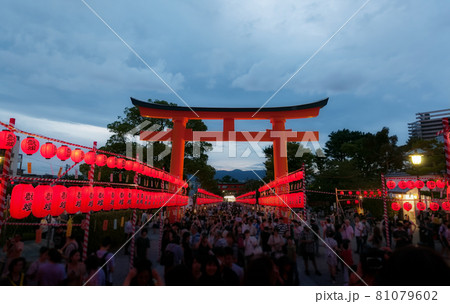 京都 伏見稲荷大社の本宮祭の夜景 81079602