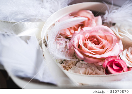 ウェディングフラワー　ピンクのバラと白い羽の結婚式イメージ素材 81079870