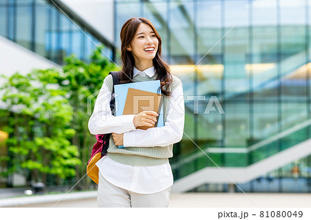 大学生　女性　撮影協力：LINK FOREST 81080049