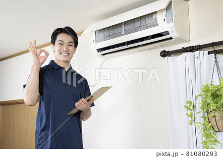 エアコンの清掃後にオーケーサインをするハウスクリーニングの作業員 エアコンの清掃後にオーケーサインをするハウスクリーニングの作業員 81080293
