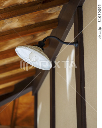 日本家屋　廊下のレトロな電灯 81080896