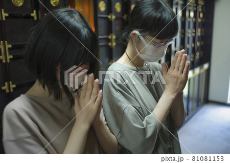 お墓参りする母娘 81081153